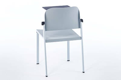 Hochwertige Kunststoffstühle mit flexibel abnehmbarem Schreibtablar